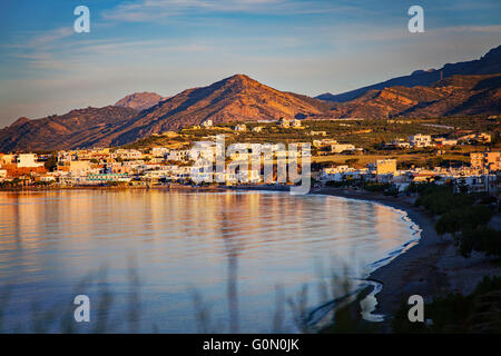Bild von der Sonne über dem Dorf Makrigialos. Kreta, Griechenland. Stockfoto