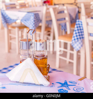 Detail-Bild von einer traditionellen griechischen Taverne mit Gewürzen auf den Tisch. Stockfoto