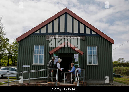 Pendoylan Krieg Memorial Hall Wahllokal in das Vale of Glamorgan in Südwales am allgemeinen Wahlen Tag 2015, 05.07.15. Stockfoto