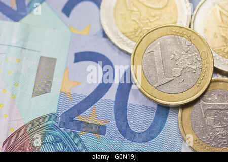 Detailansicht der Euro-Münzen liegen auf Papiergeld. Hintergrund. Stockfoto