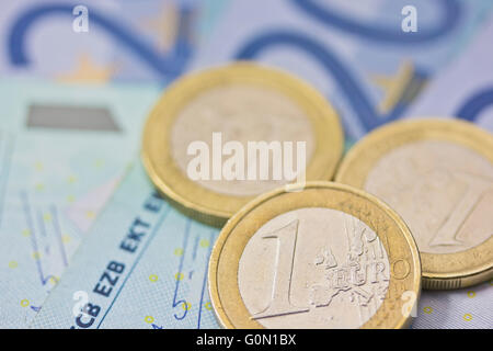 Detailansicht der Euro-Münzen liegen auf Papiergeld. Hintergrund. Stockfoto