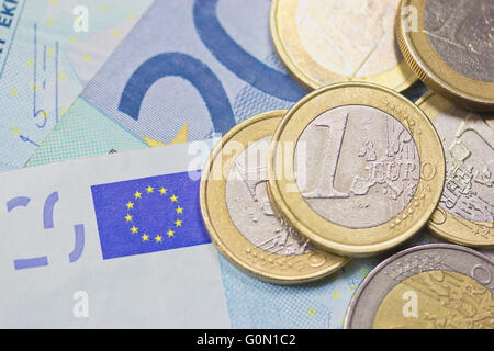 Detailansicht der Euro-Münzen liegen auf Papiergeld. Hintergrund. Stockfoto