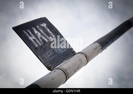 Ein Halt-Zeichen angebracht zu einer Schranke am Eingang ins KZ Auschwitz in der Nähe von Krakau in Polen Stockfoto