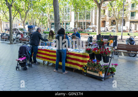 Menschen kaufen von Rose und Buch Verkauf stand auf Diada de Sant Jordi (St.-Georgs Tag), 23 April, in Barcelona, Katalonien. Stockfoto