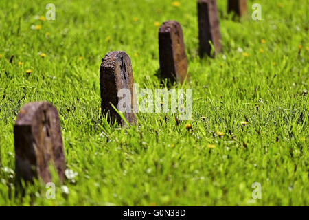 Grabstein eines deutschen Soldaten mit dem Eisernen Kreuz Symbol in einem Helden-Friedhof Stockfoto