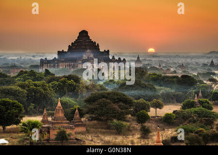 Malerischen Sonnenaufgang über Bagan in Myanmar. Bagan ist eine alte Stadt mit Tausenden von historischen buddhistischen Tempeln und Stupas. Stockfoto
