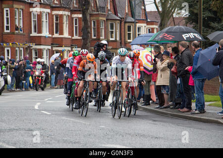 Le Tour de Yorkshire durchzieht Northallerton, North Yorkshire am 1. Mai 2016 Stockfoto