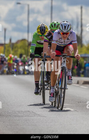 Lizzie Deignan (geb. Armitstead) führt der Weg in die Zielgerade der Stufe 2, Tour de Yorkshire Peloton hinter.  Playbunnydiamants Road, Doncaster Stockfoto