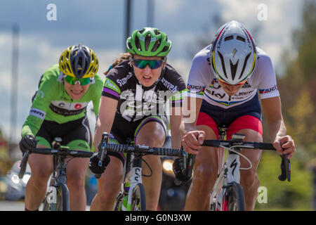 Lizzie Deignan (geb. Armitstead) führt der Weg in die Zielgerade der Stufe 2, Tour de Yorkshire Peloton hinter.  Playbunnydiamants Road, Doncaster Stockfoto