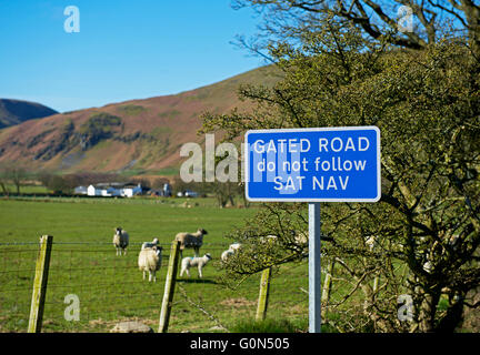 Zeichen: Gated Straße, nicht dem Navi, Cumbria, England UK folgen Stockfoto