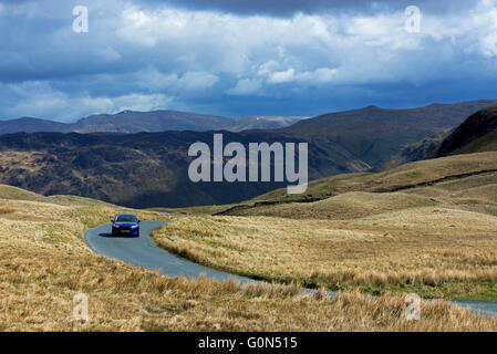 Auto und auf Honister Pass (B5289), Lake District National Park, Cumbria, England Stockfoto