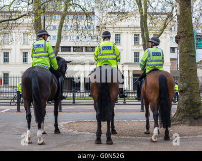 Drei Polizisten auf Pferden außerhalb Wellington Barracks am Birdcage Walk in London Stockfoto