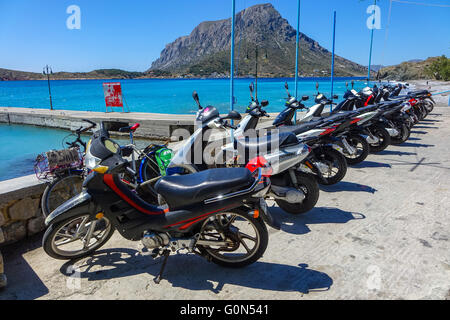 Climbers Roller geparkt auf der Straße, Kalymnos, Griechenland Stockfoto