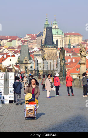 Prag, Tschechische Republik. Karlsbrücke (Karluv am meisten) Touristen und Künstler Stockfoto