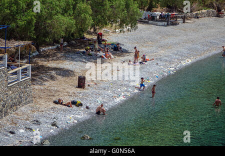 Menschen am Strand mit Müll Müll Müll herum Stockfoto