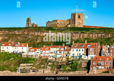 Whitby Abbey, St. Marienkirche und die Altstadt von der Musikpavillon Stockfoto