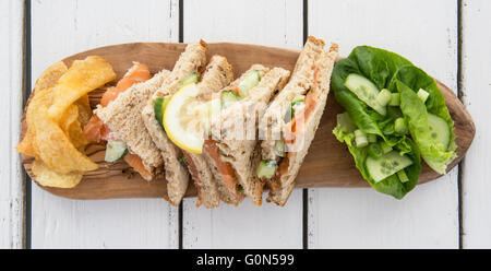 Lachs und Gurken-Sandwiches auf einem rustikalen hölzernen Hintergrund Stockfoto