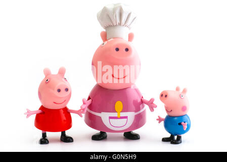 Tambow, Russische Föderation - 16. Dezember 2015 Peppa Pig, George Pig und Oma Schwein Spielzeug Figuren auf weißem Hintergrund. Stockfoto