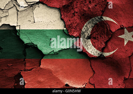 Flagge von Bulgarien und die Türkei auf rissige Wand gemalt Stockfoto