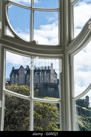 Vertikale Blick auf Edinburgh Castle auf die Landzunge, genommen durch einen viktorianischen Fensterrahmen. Edinburgh, Schottland Stockfoto