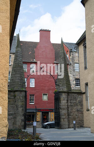 Alten Moray House Eingang vom Innenhof, Blick auf das Tor auf der Royal Mile Stockfoto