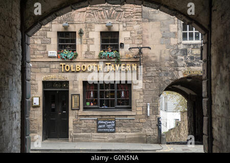 EDINBURGH, Schottland - Mai 2. 2016: Der historische Tolbooth Taverne befindet sich entlang Canongate auf der Royal Mile Stockfoto