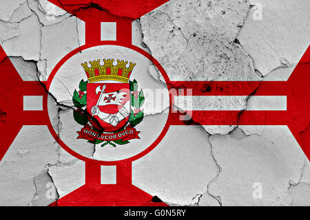 Flagge von São Paulo auf rissige Wand gemalt Stockfoto