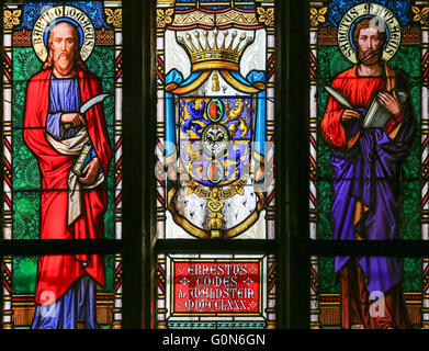 Glasfenster in St. Vitus Cathedral, Prag, Darstellung der Evangelist Matthäus und Bartholomäusnacht der Apostel Stockfoto