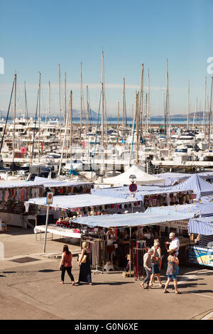 Estepona Marina und Sonntag Markt, Estepona, Costa Del Sol, Andalusien, Spanien-Europa Stockfoto