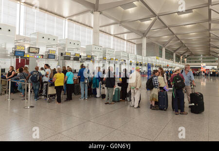 Menschen anstehen am Check-in Schalter, terminal 2, Malaga Flughafen Innenraum, Costa Del Sol, Spanien Europa Stockfoto