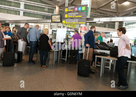 Fluggäste, die Sicherheitskontrolle am Flughafen, Malaga Flughafen, Spanien, Europa Stockfoto