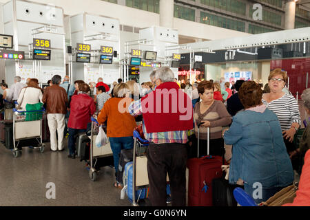 Touristen an der Costa Del Sol Schlange beim Gepäck einchecken, Flughafen Malaga, Malaga, Spanien Europa Stockfoto