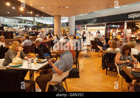 Luft-Reisende Essen in der Abflug-Lounge-Restaurant, terminal 2, Malaga Flughafen, Costa Del Sol, Spanien, Europa Stockfoto