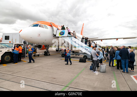 Passagiere am Flughafen London Southend ein Easyjet Flugzeug auf einem Flug nach Malaga, Spanien, Southend Essex UK Stockfoto