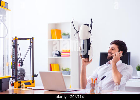 Gut aussehend lächelnder Mann, Modell 3d Drucker bedruckt Stockfoto