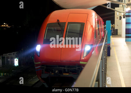 Lok Zug ist in der Station-Nacht Stockfoto