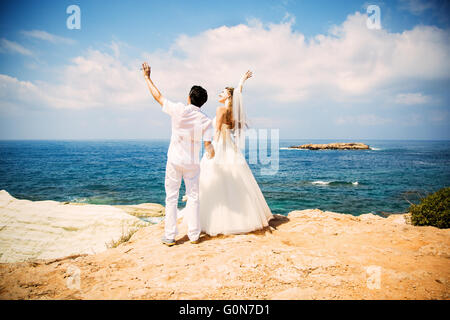 Elegante Braut und Bräutigam zu Fuß am Strand, Hochzeit Zeremonie, Mittelmeer. Stockfoto