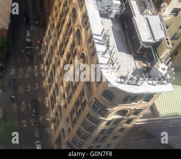 Infrastruktur auf den Dächern von Gebäuden in New York am Samstag, 30. April 2016. Die Mechanik beinhalten einen Wassertank, HVAC-Ausrüstung und Mobilfunksendeanlagen. (© Richard B. Levine) Stockfoto