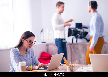 Schöne Frau auf dem Laptop arbeiten Stockfoto