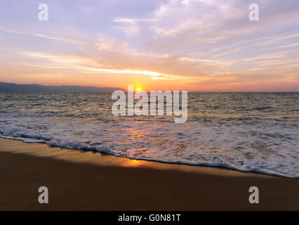 Meer Sonnenuntergang ist hell Licht golden Seelandschaft mit einer sanften Welle ans Ufer Rollen. Stockfoto