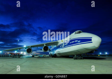 Hinteren Frachttüren öffnen zum Entladen an den Flughafen von Valencia, Spanien. Volga-Dnepr Airlines, Antonov An-124-100 Stockfoto