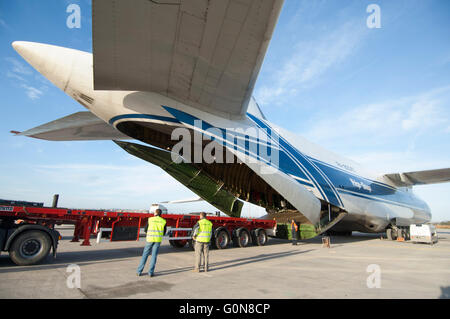 Hinteren Frachttüren öffnen zum Entladen an den Flughafen von Valencia, Spanien. Volga-Dnepr Airlines, Antonov An-124-100 Stockfoto