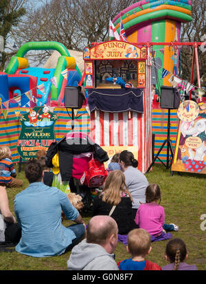 Menschen beobachten ein traditioneller Punch and Judy Puppenspiel an einen fairen Sommer Stockfoto