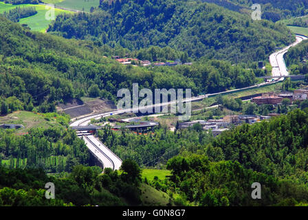 Ein Blick auf die Autostrada-A1(known also as Autostrada del Sole, literally "Motorway of the Sun", shortly Autosole) vom Monte Sole (Apennin Tosco-Emiliano) ist eine italienische Autobahn, die Milan mit Neapel über Bologna, Florenz und Rom verbindet. 754 km es ist der längste italienische Autostrada und gilt als das Rückenmark des Straßennetzes des Landes. Stockfoto