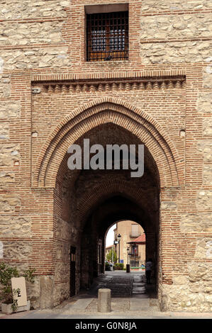 Die Vordertür des Alcocer, Arevalo, Avila, Castilla y Leon, Spanien. Stockfoto