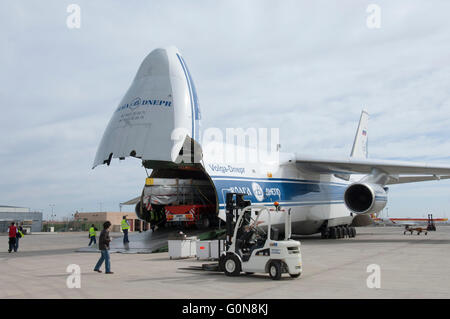 Volga-Dnepr Airlines, Antonov An-124-100 kommerzielle Transportflugzeuge. Vorwärts- und hinteren Frachttüren öffnen für Fahrt durch acce Stockfoto
