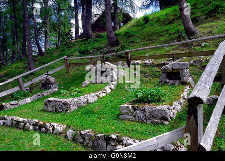 Slowenien, Vrsic-Pass. Der russische Soldatenfriedhof in der Nähe der russischen Kapelle. Die russische Kapelle wurde von den russischen Gefangenen während des großen Krieges gebaut. Sie wurden in den Bau der Straße nach Trenta Tal eingesetzt. Die russischen Gefangenen widmete die Kapelle in Erinnerung an 300 Mitgefangenen, die unter einer Lawine starb während der Arbeit an der Straße. Vladimir Putin folgten der Einladung des slowenischen Präsidenten Borut Pahor, die Kapelle auf dem 100. Jahrestag des Gebäudes am 31. Juli 2016 zu besuchen. Stockfoto