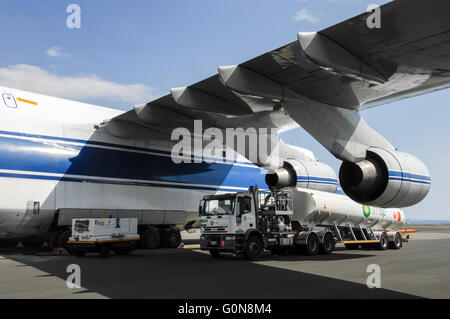 BP Air Fuel Tanker kommt, um ein Volga-Dnepr Airlines, Antonov An-124-100 neu füllen Stockfoto