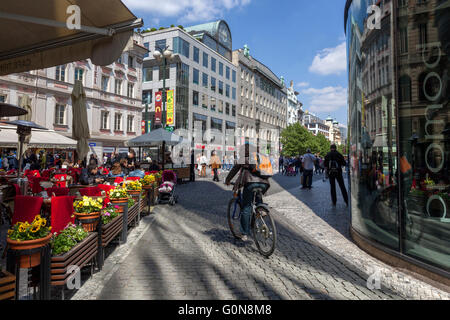 Restaurant Prag Mustek, Wenzelsplatz, Prag Cafe, Tschechische Republik Touristen im Bürgersteig Restaurant und Radfahrer fahren herum Stockfoto