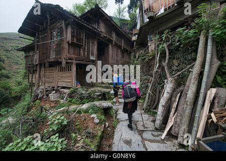 Trekking Throught Yao Minderheit Dorf von Dazhai, autonome Region Guangxi, China Stockfoto